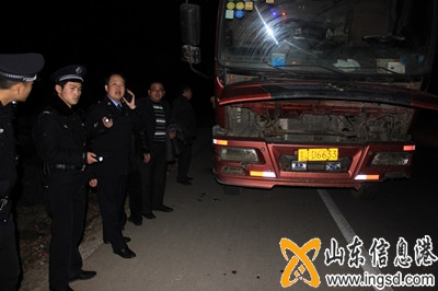外地貨車半路發(fā)生故障 民警半夜巡邏及時(shí)救助_副本.jpg